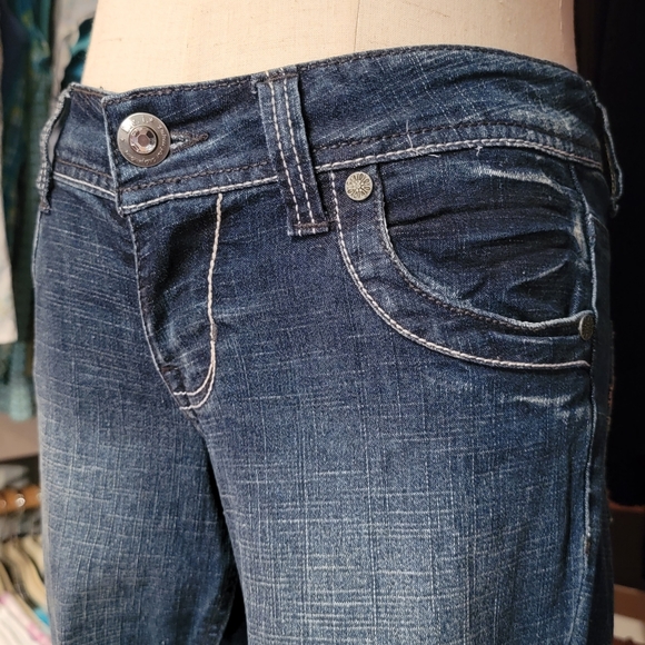 L.E.I. ♡ Dark Distressed "Ashley Trouble" Embroidered|Embellished Bling Jeans 3R - Picture 8 of 17
